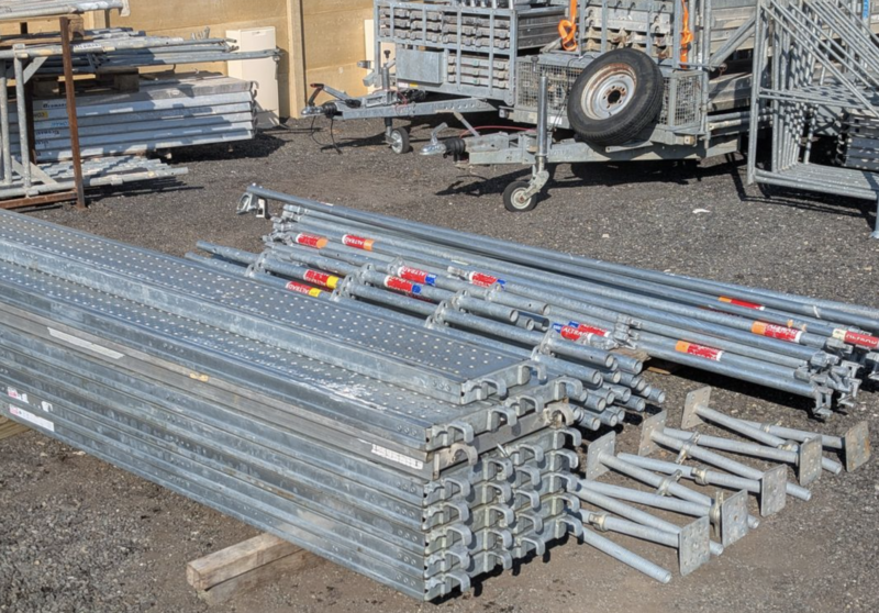 Lot complet de 350 m² d’échafaudage multidirectionnel Altrad – occasion proche du neuf.