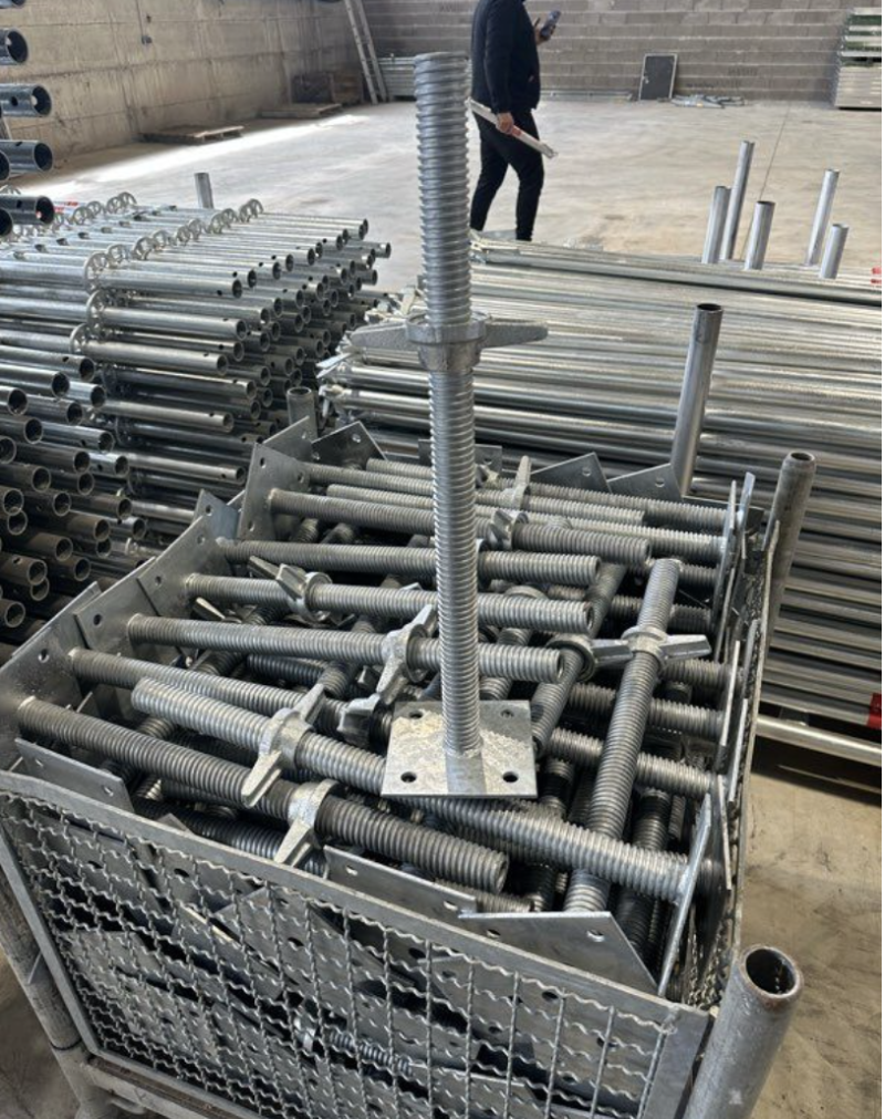 Echafaudage Layher-7 Lot complet de 200 m² d’échafaudage Layher universel multidirectionnel – occasion proche du neuf.