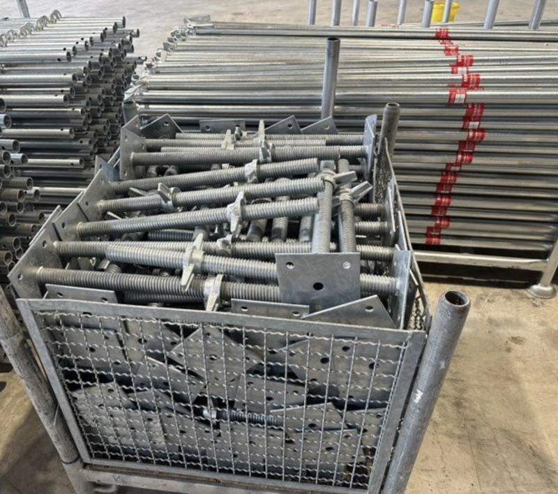 Echafaudage Layher-9 Lot complet de 200 m² d’échafaudage Layher universel multidirectionnel – occasion proche du neuf.