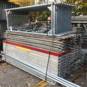 Lot complet de 300 m² d’échafaudage façadier Layher – occasion proche du neuf.