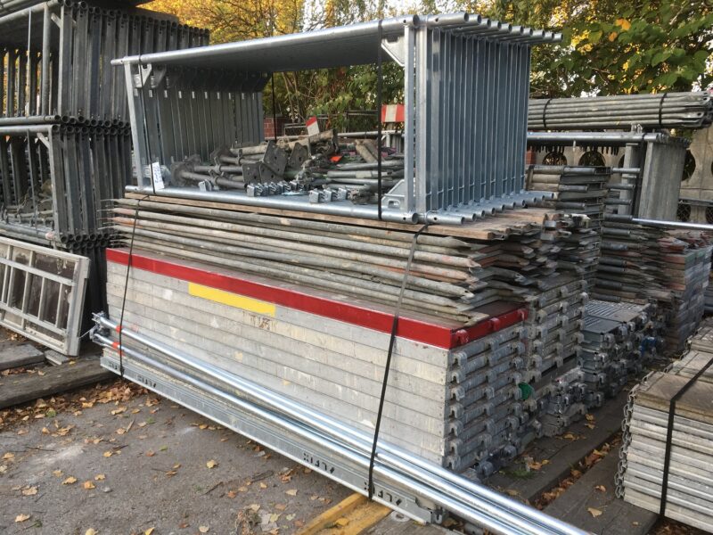 Lot complet de 300 m² d’échafaudage façadier Layher – occasion proche du neuf.