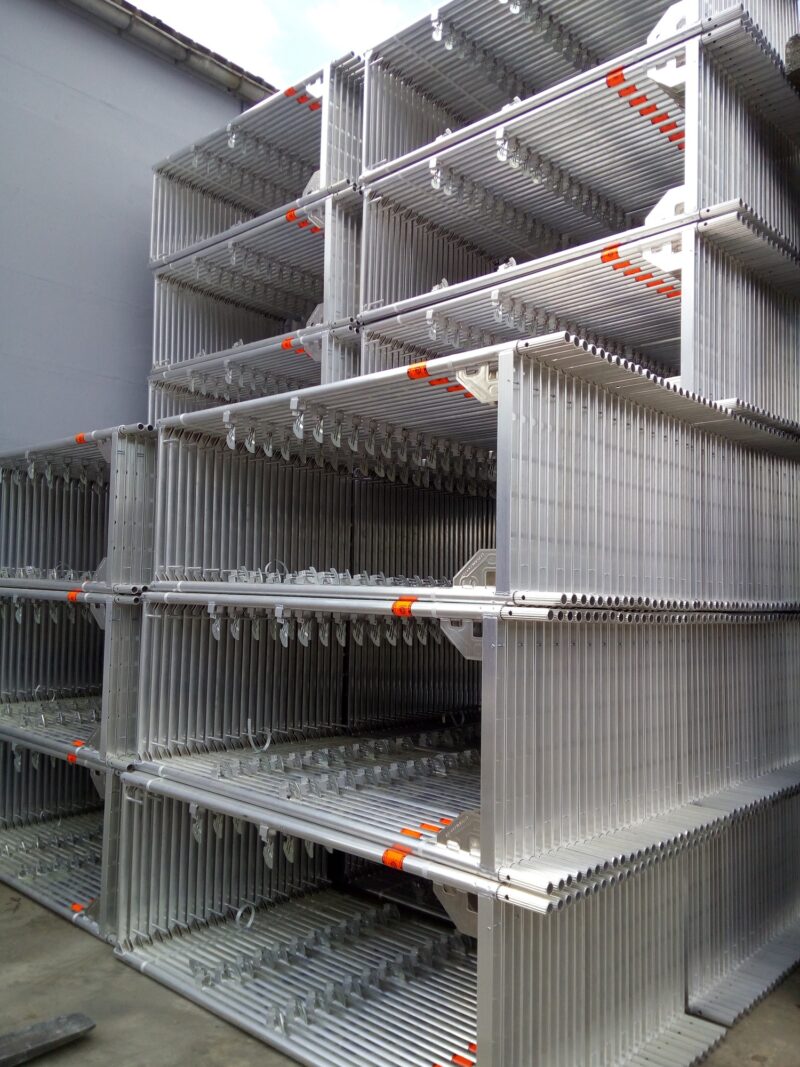 Layher Facadier 4 Lot complet de 100 m² d’échafaudage façadier Layher – occasion proche du neuf.